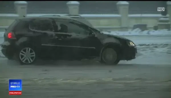 Drifturi pe zăpadă în Piața Constituției. Poliția i-a surprins în fapt