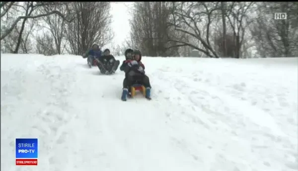 Școli închise în București și în 19 județe, din cauza viscolului