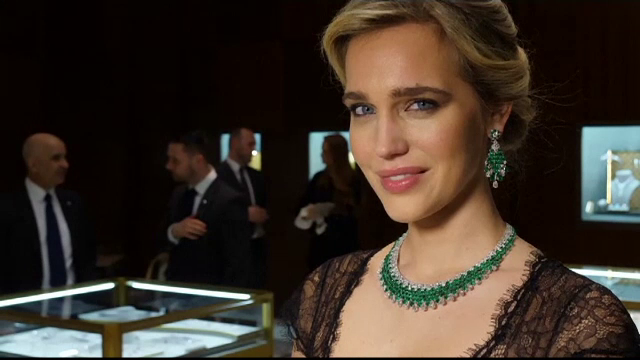 Bijuterii cu design mai simplu și mai puține pietre prețioase, prezentate în Elveția