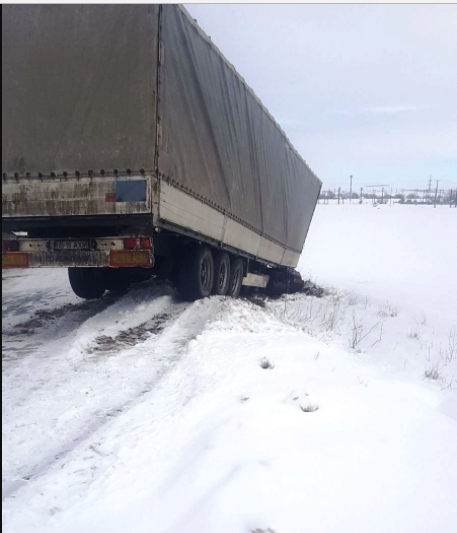 Un camion care transporta 23 de tone de bere a derapat, la Târgu Neamț