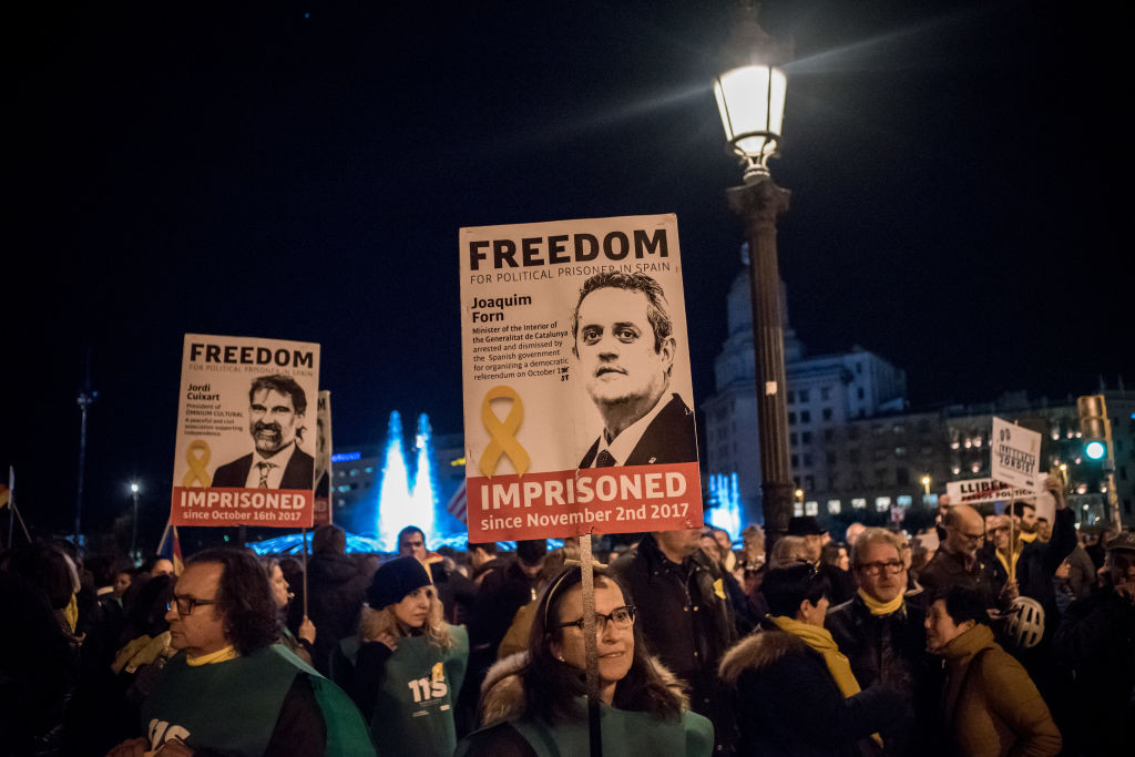 Ciocniri violente între protestatari și forțele de ordine, la Barcelona. Mii de persoane au ieșit în stradă