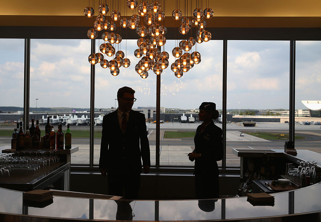 Pasager străin, resuscitat pe Aeroportul din Sibiu. El venise de la Dortmund