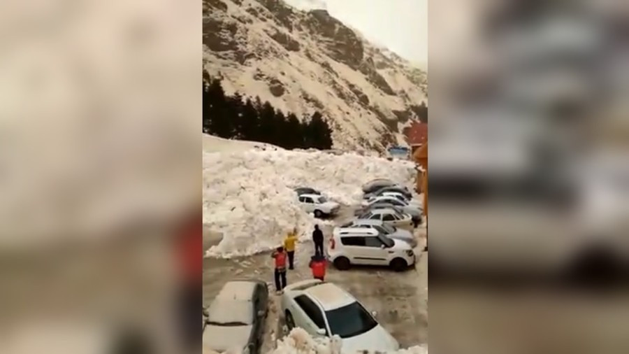 Zeci de mașini, îngropate în zăpadă din cauza unei avalanșe în Rusia. VIDEO