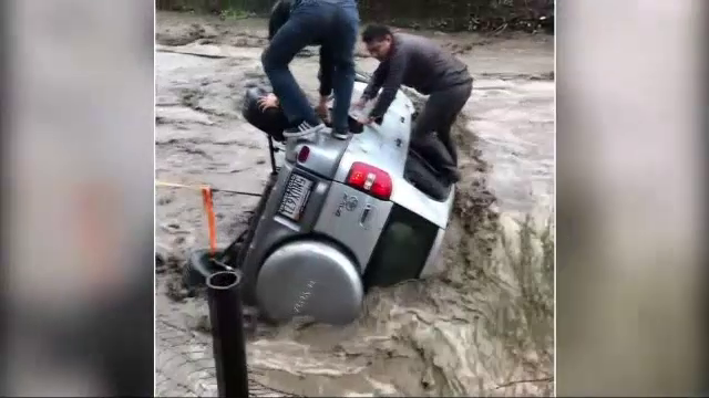 Șofer american, salvat după ce mașina sa a fost luată pe sus de ape