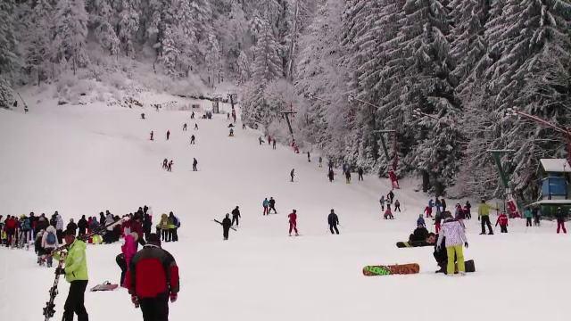 În stațiunile din Valea Prahovei și Poiana Brașov s-ar putea schia până în mai