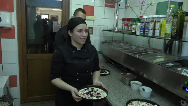 Italienii și filipinezii care vin să lucreze la noi în țară: ”Salariul e mult mai mic, aici e mai bine”