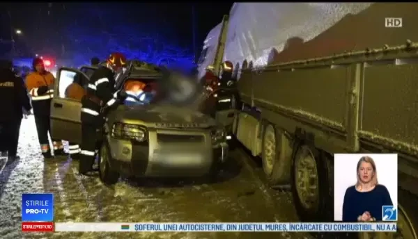 Accident pe o șosea din Botoșani. Mașină de teren, lovită de un TIR care a derapat