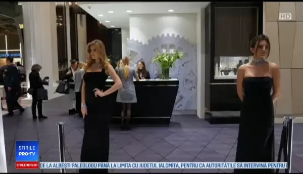 Bijuterii cu design mai simplu și mai puține pietre prețioase, prezentate în Elveția