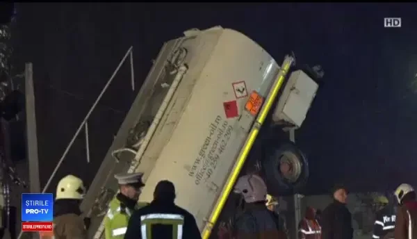 Anchetă în cazul cisternei care a căzut în pârâu. Pericol de poluare