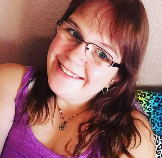 A născut la 23 de ani, apoi şi-a sufocat copilul şi l-a aruncat peste gard, la vecini