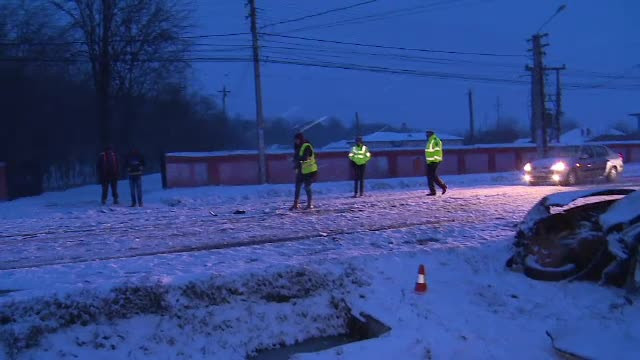 Un poliţist din Alexandria a intrat cu maşina într-un microbuz care staţiona. Ce alcoolemie avea