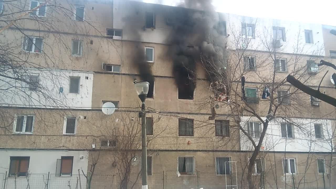 Explozie într-un bloc din Buzău. Ferestrele, aruncate peste mașinile din parcare