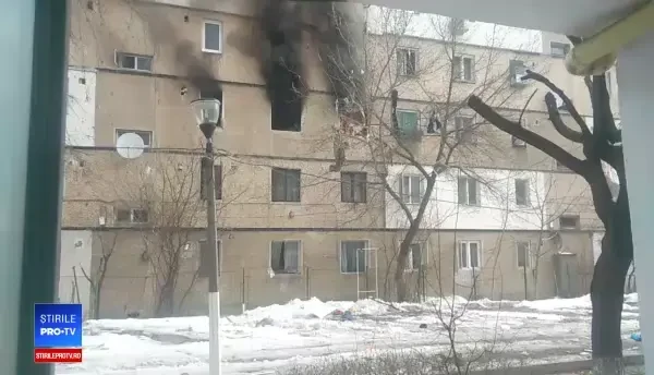 Explozie într-un bloc din Buzău. Un tânăr a suferit arsuri grave