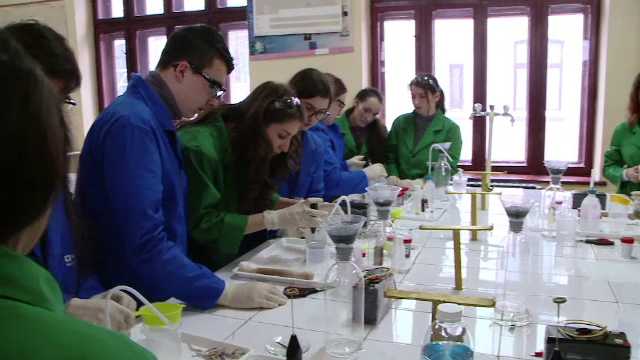 Facultatea de Chimie din Iași organizează ateliere pentru liceeni: „Îmi plac experimentele”