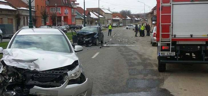 Accident grav în Caransebeş, după ce o maşină a intrat pe contrasens. La volan ar fi fost un politician