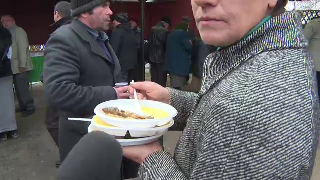 Aglomerație la Tismana, unde credincioșii au primit pește prăjit: „Îți vine să-l mănânci cu totul”