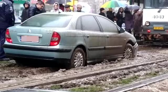 ”Șmecher” în traficul din București. Un șofer a rămas blocat pe linia de tramvai