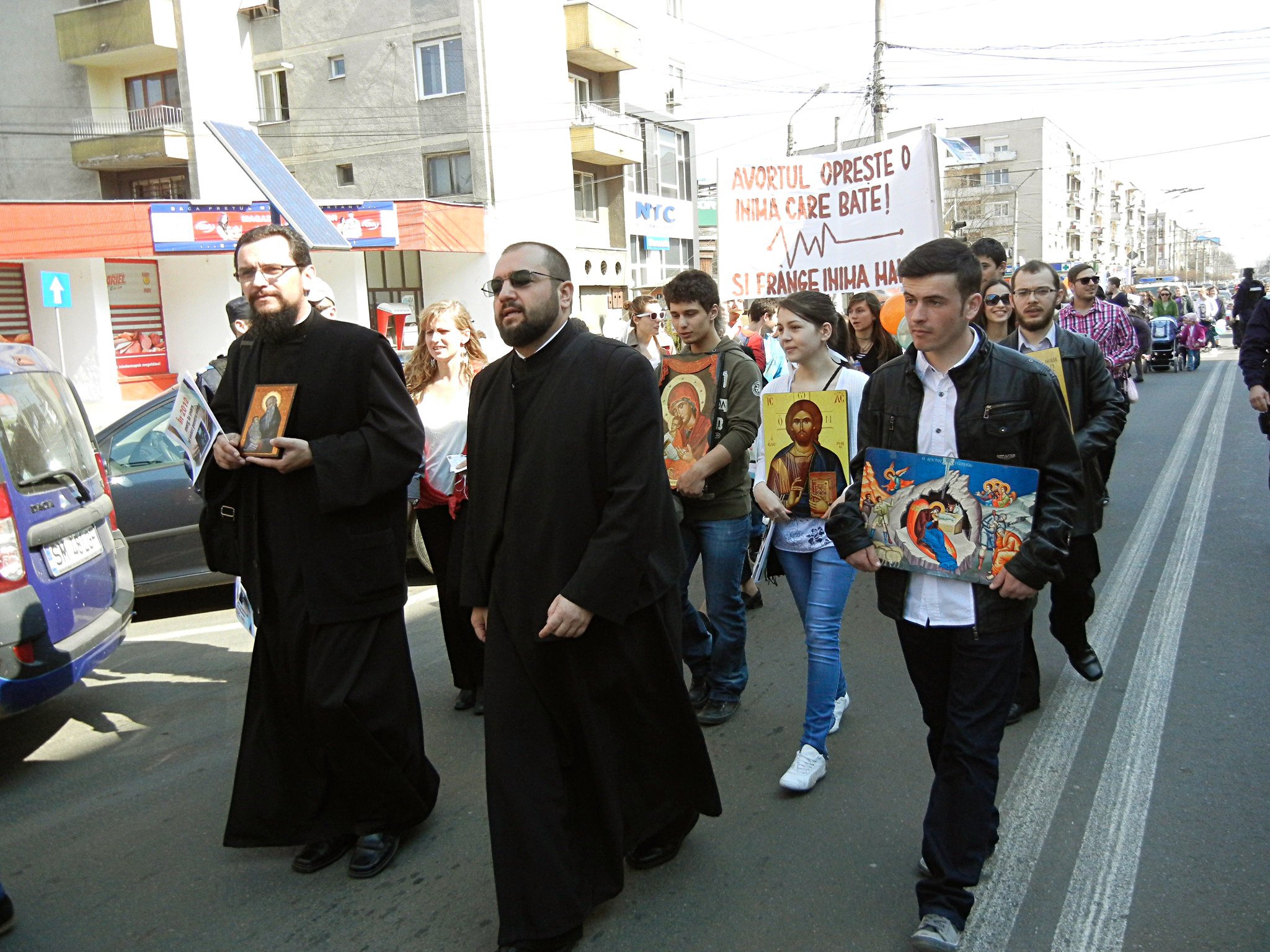 'Marsul pentru viata' - pentru dreptul la viata al copilului nascut si nenascut, organizat in centrul municipiului Satu Mare de catre Asociatia 'Pro Vita' Satu Mare si Asociatia 'Sfantul Acoperamant al Maicii Domnului'.
