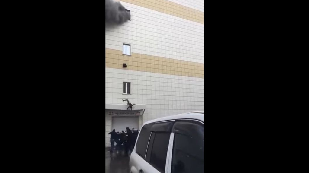 Momentul șocant în care un bărbat sare de la etajul mall-ului cuprins de flăcări. VIDEO