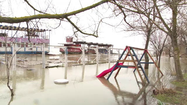 Cod portocaliu de inundații. Două străzi din Cernavodă s-au rupt din cauza infiltrațiilor