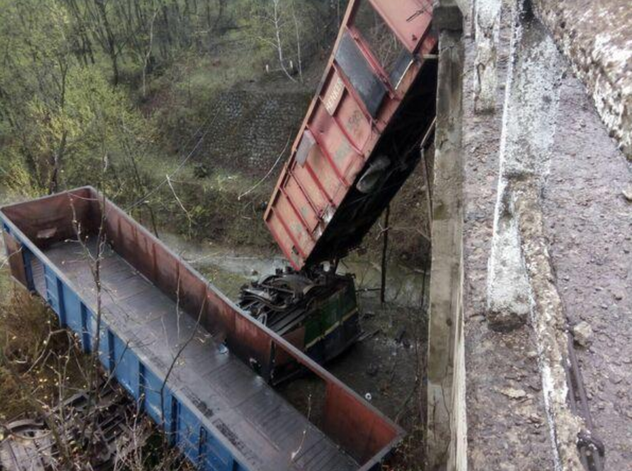 Camion încărcat cu fier vechi, căzut în prăpastie, de la 30 de metri înălțime, în Prahova