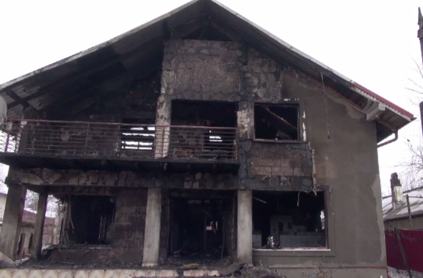Supărat că soția a intentat divorț, un bărbat s-a certat cu familia și a incendiat locuința