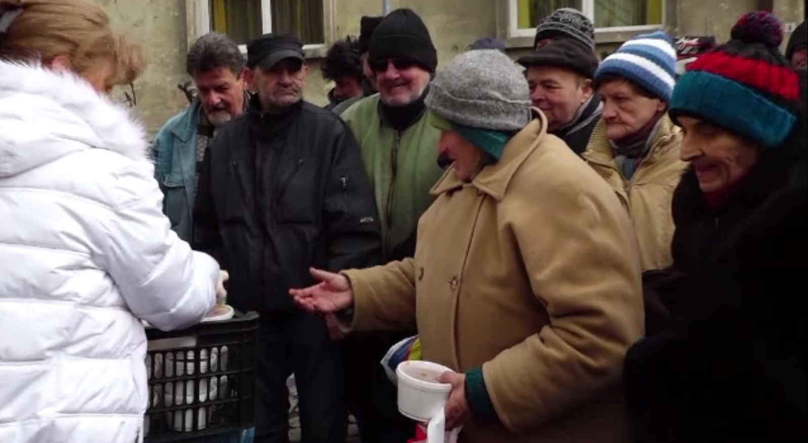 Zeci de nevoiași din Cluj-Napoca primesc o masă caldă. Banii investiți provin din donații