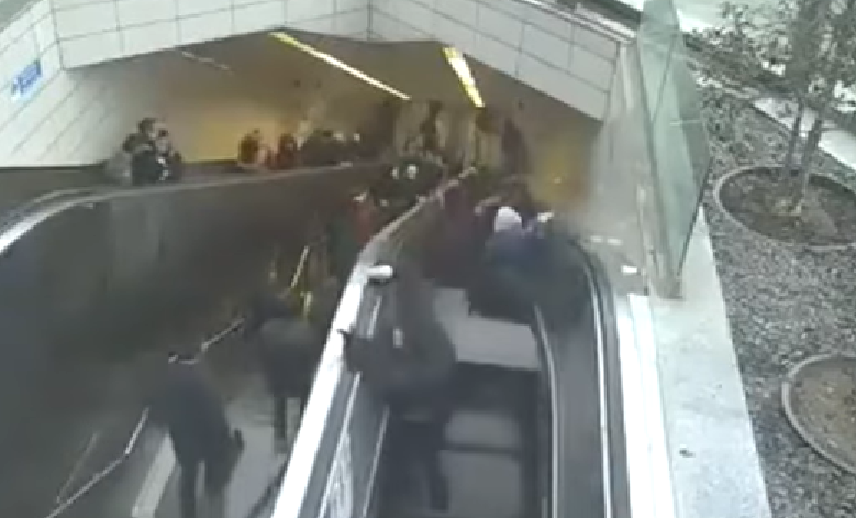 Momentul șocant în care un bărbat este înghițit de scările rulante care se deschid sub picioarele lui