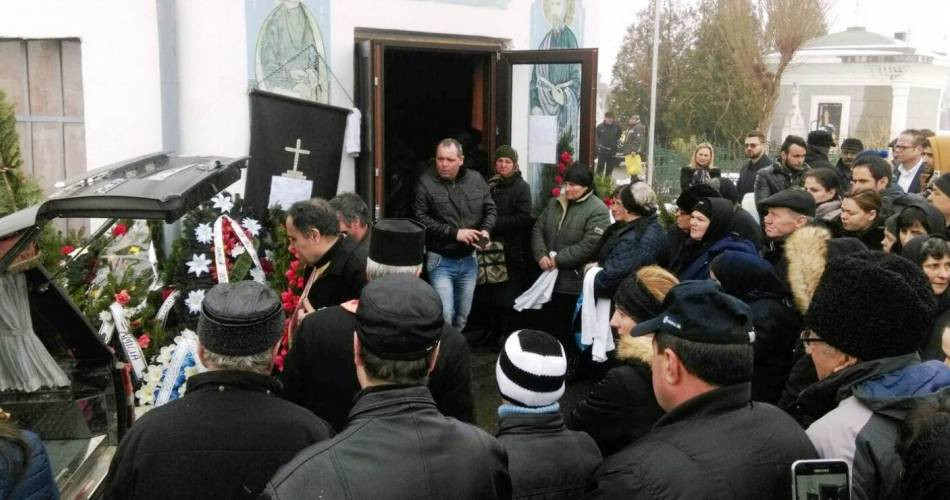 Cei trei tineri din aceeaşi familie, care au murit în Olanda, conduşi pe ultimul drum de sute de oameni