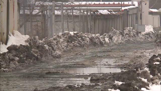 După ninsori, locuitorii unor cartiere din București s-au trezit cu munți de mizerie