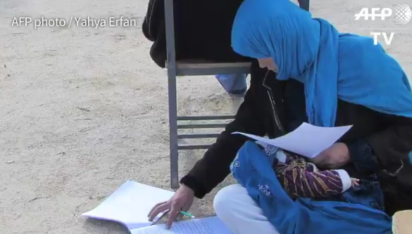 O mamă a venit cu bebelușul la examen. De ce s-a așezat jos, în spatele clasei