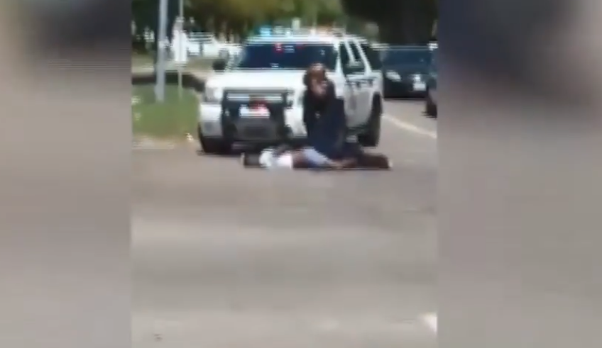 Momentul în care un bărbat de culoare a fost împușcat pe stradă de un polițist. VIDEO