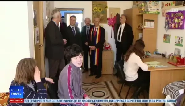 Ambasadorul Hans Klemm, primit cu pâine și sare la un centru de plasament din Iași