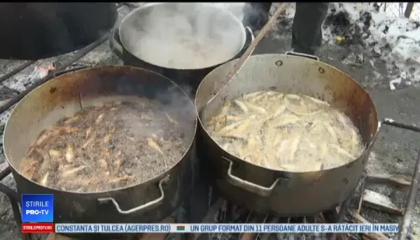 Aglomerație la Tismana, unde credincioșii au primit pește prăjit: „Îți vine să-l mănânci cu totul”