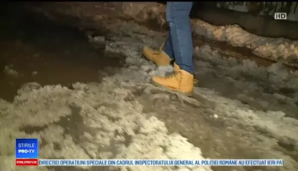 Strada din Sectorul 1 care arată ca după război. Oamenii așteaptă de peste 10 ani să se schimbe ceva