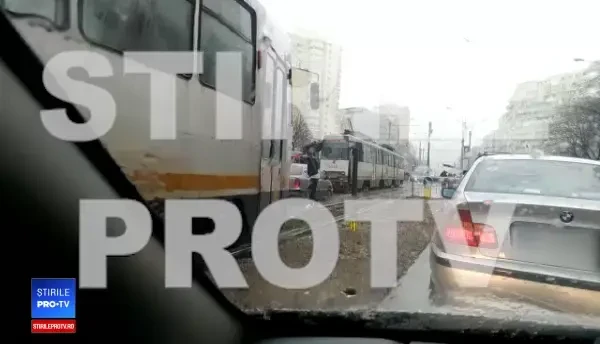 Un șofer a rămas blocat cu mașina pe linia de tramvai în București - 1