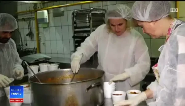 Zeci de nevoiași din Cluj-Napoca primesc o masă caldă. Banii investiți provin din donații