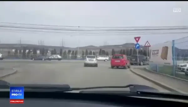 Un pieton a fost plimbat pe capota unei mașini, în Cluj. Motivul conflictului dintre cei doi