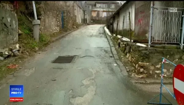 Cod portocaliu de inundații. Două străzi din Cernavodă s-au rupt din cauza infiltrațiilor