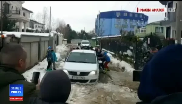 După ninsori, locuitorii unor cartiere din București s-au trezit cu munți de mizerie