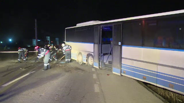 TIR lovit de un autobuz plin cu muncitori. 4 persoane, rănite