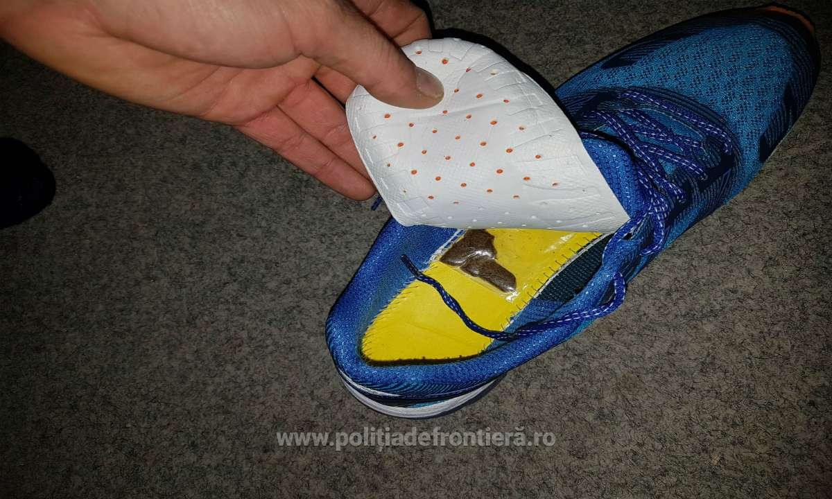 Tânăr din Moldova, oprit la frontieră pentru că se purta ciudat. Ce avea în pantofi