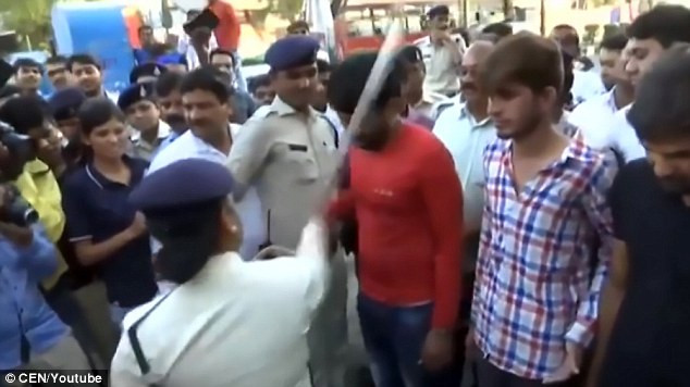 Patru presupuşi agresori, plimbaţi şi bătuţi de femei pe străzile unui oraş din India