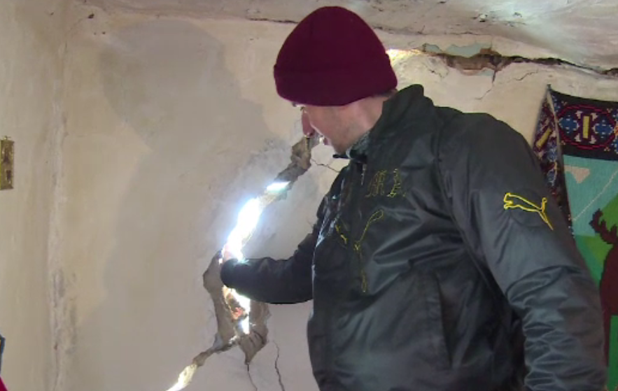 Dezastrul provocat de alunecările de teren, în Dâmbovița. ”Totul troznește, totul se rupe”