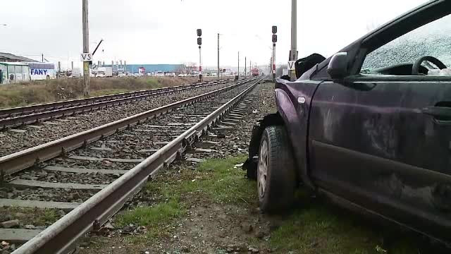 A vrut să treacă peste linia ferată, dar i s-a oprit motorul. Ce a pățit o șoferiță