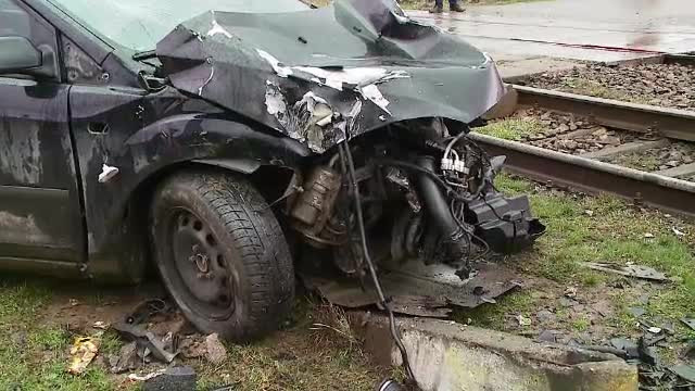 O șoferiță a ajuns la un spital din Petroșani, după ce mașina sa a fost lovită de tren