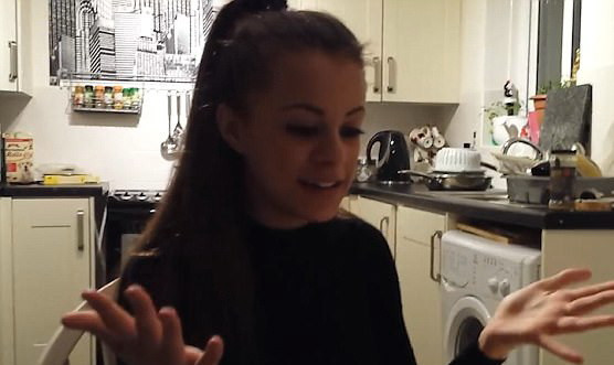 Ghicitoarea care i-a dat bătăi de cap unei tinere. Părinții au filmat-o râzând cu lacrimi