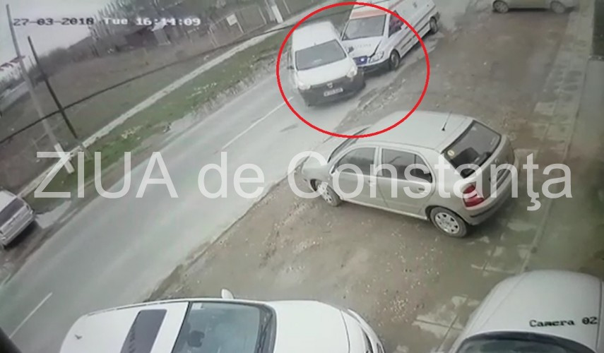 Asistentă medicală rănită după ce ambulanţa în care era a fost implicată într-un accident VIDEO