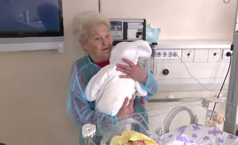 Zeci de bătrâni îngrijesc copiii abandonați de la Spitalul Marie Curie: ”Mă gândesc la copiii mei”