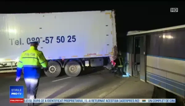 TIR lovit de un autobuz plin cu muncitori. 4 persoane, rănite